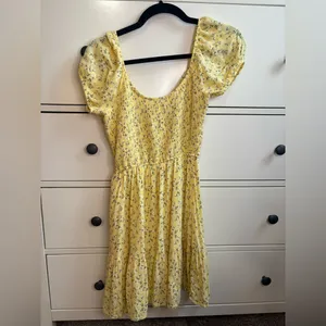 Hollister Yellow Floral Smocked Midi Dress Size S thumbnail 3