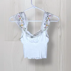 FOREVER 21 Women’s White Lace Floral Fairycore Embroidered Crop Top thumbnail 3
