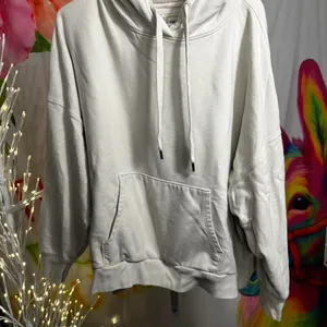 P310. American Eagle. cream oversized hoodie Size M thumbnail 1
