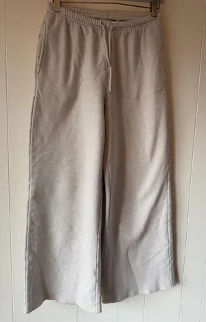 Aritzia Cozy Fleece Mega Flutter Sweatpants Heather Cloud White XS thumbnail 1