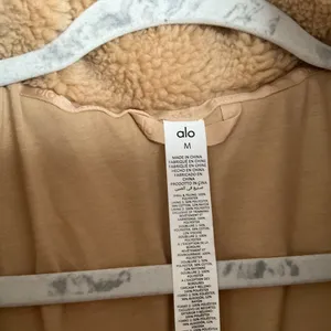 Alo Yoga Sherpa Snow Angel Puffer Camel M thumbnail 5
