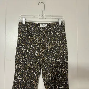 Blank Paige Leopard Print Bell Bottom Jeans Raw Hem Size M thumbnail 5