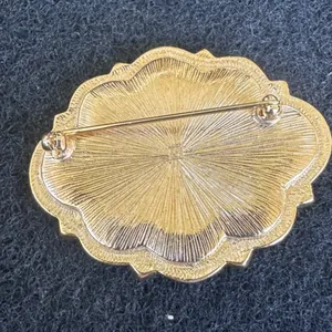 Vintage Gold Tone Pink Cabochon Faux Pearl Scalloped Edge Brooch pin EUC‎ thumbnail 2
