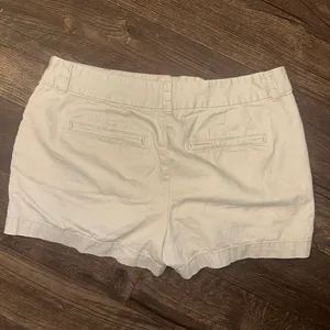 Loft tan flat front preppy size 6 minimalist vacationcore shorts thumbnail 2