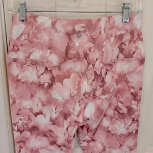Harmony & Balance Cropped Pink Floral Leggings thumbnail 4