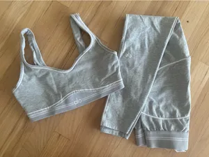 Alo Yoga Grey Heart Throb Set thumbnail 1