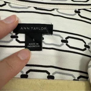 Ann Taylor Black & White Printed Ruffled Blouse Women’s S Preppy Long Sleeve Top thumbnail 3