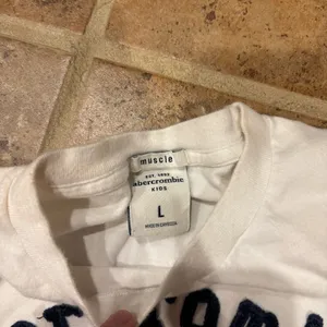 Vintage Y2K Abercrombie & Fitch white babydoll football tee thumbnail 4
