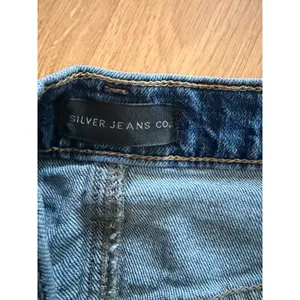 Silver Jeans Co Not Your Boyfriend's Shorts Distress Denim Medium Wash W28 L3.5 thumbnail 3