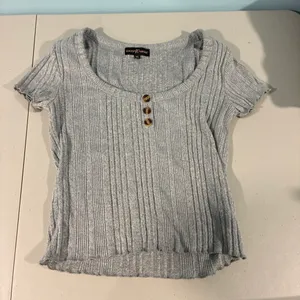 Almost Famous Heather Gray Ribbed Knit Henley Crop Top Size M Short Sleeve thumbnail 1