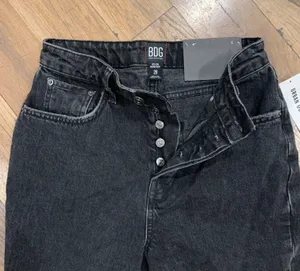Urban Outfitters BDG NWT 90s Hi Rise Distressed Shorts Size 28 thumbnail 5