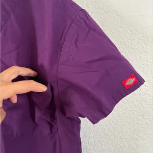 Dickies Scrub Top XS Purple V-Neck Chest Pocket Medical Uniform 83706 EGWZ thumbnail 2