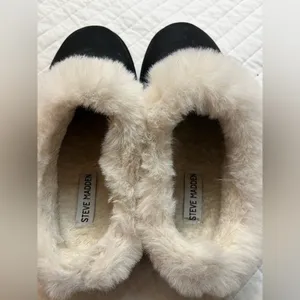 Steve Madden Unitie Faux Fur Platform Clog Slipper in black thumbnail 7