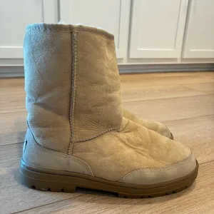 Ugg Australia Women’s Ultra Short Suede Shearling Boot Sheepskin Wool Size 9 thumbnail 1