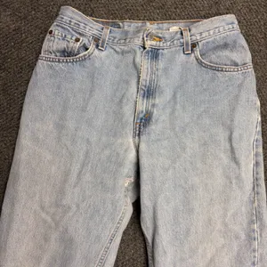 Vintage Levis 550 Relaxed Fit Tapered Leg Jeans Light Wash 12 MIS 15551-4892 thumbnail 2