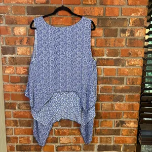 One world womens tired ruffle sharkbite hem sleevless top blue 1X thumbnail 3