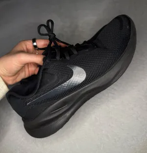 Black Nike Sneakers Women’s thumbnail 1