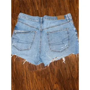 Women’s American Eagle light wash 90s boyfriend short distressed raw hem thumbnail 4