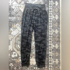 Athleta black salutation camo‎ joggers high rise pants thumbnail 4