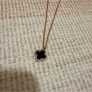Women’s Reversible black gold & mother of pearl Clover Necklace NEW thumbnail 2