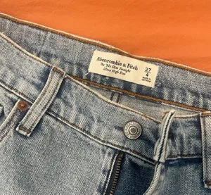 The ‘90s Slim Straight Ultra High Rise Jeans - Abercrombie thumbnail 5