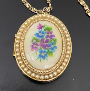Vintage AVON Gold-tone Oval Floral Faux Pearl Locket Pendant 24” Necklace 33g thumbnail 4