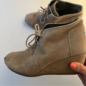 TOMS Suede Desert Tan Lace Up Wedge Ankle Bootie Boots - Women's 8 thumbnail 1