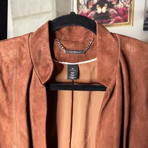 White House Black Market XS Rich Mahogany 100% Suede Cascade Lapel Jacket thumbnail 5