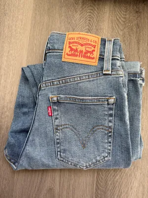 Levi’s Mom Jeans High-Rise thumbnail 6
