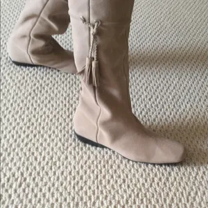 Great pair of suede boots. BNWT. Size 7.5 thumbnail 3