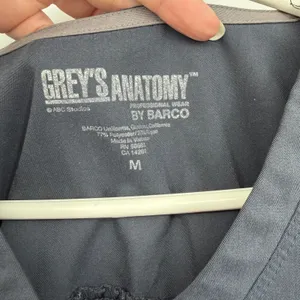 Greys Anatomy Scrub Top Womens Medium Grey V-Neck Back Barco Flaws Shown thumbnail 4