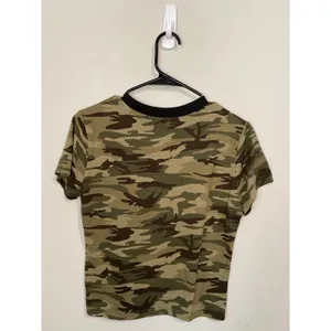 New Lioness Clubhouse Baby Tee Camo Women’s Size Large thumbnail 3
