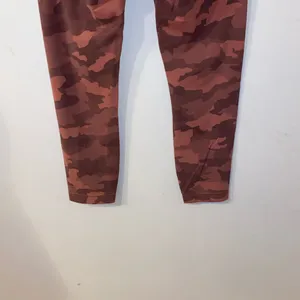 Lululemon Athletica Pink Camo High Rise Leggings Size 8 Like New thumbnail 7