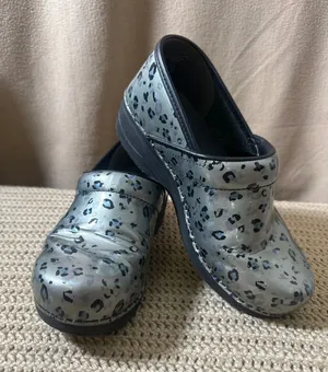 Dansko XP 2.0 Silver Leopard Metallic Patent Leather Clogs Shoes Womens 38 thumbnail 1