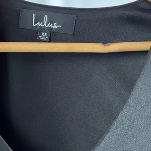 Lulus Love It All Three-Quarter Sleeve Scalloped Shift Dress in Black‎ Size XS thumbnail 5