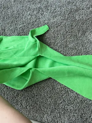 Sleeveless V-Neck Tie-Waist Green Knit Dress thumbnail 4