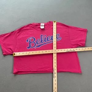 Believe Cropped T Shirt Women's Medium Gildan Hot Pink Graphic Short Sleeve Baby thumbnail 2