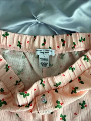 Women’s Pink Ribbed Holiday Pajama Set with Holly Print thumbnail 6