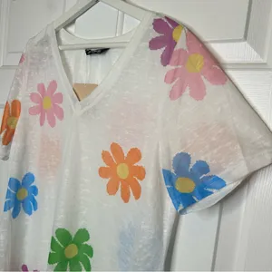 BloomChic NWT‎ T-Shirt White Floral Print Short Sleeve V Neck Casual Top 12 thumbnail 3