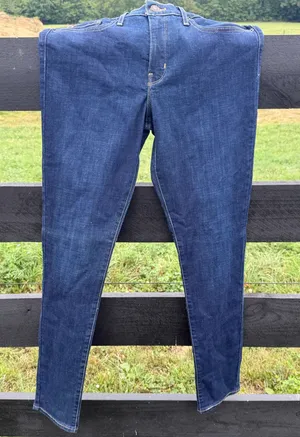 Levi’s Dark Indigo Shaping Skinny size 31 Inseam 32 NWOT thumbnail 1