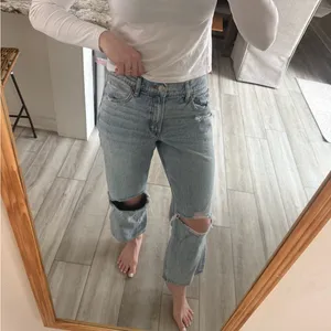 American Eagle Stovepipe Straight Leg Distressed Jeans Light Wash Size 6 Short thumbnail 3