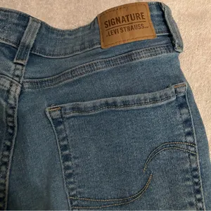 Signature by Levi Strauss Boyfriend Jeans Women’s Size 8 W29 Light Wash Denim thumbnail 7