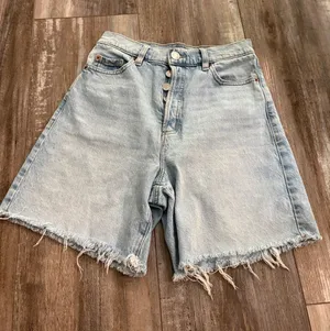 Garage Light Wash Denim Shorts size 25 thumbnail 1