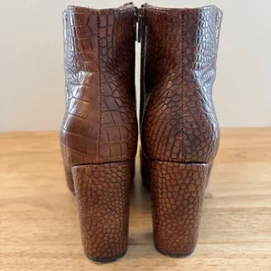 Bamboo Crocodile Embossed Brown Ankle Boots Bellflower 7 Block Heel‎ Booties thumbnail 8