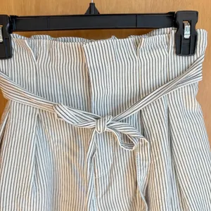 Club Monaco Paperbag Waist Striped Cropped Pants Size 00‎ thumbnail 3