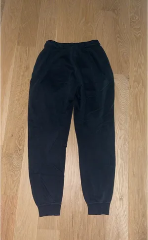 Nike Sportswear Essential Women’s Fleece Sweatpants thumbnail 2