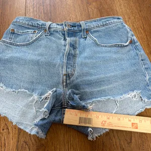 Levi's 501 Distressed Denim Cut Off Jean Shorts Cotton Women 30 light‎ wash thumbnail 3