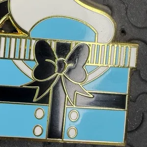 Disney parks Loungefly Donald Duck Present 2023 trading pin thumbnail 2