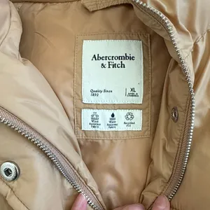 Abercrombie & Fitch - Utility Puffer Jacket in Tan thumbnail 3