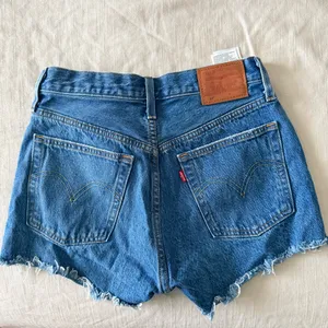 Levi’s 501 Original High Rise Distressed Denim Shorts W25 thumbnail 2